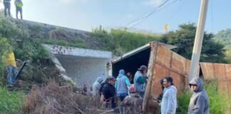 Tractocamión cae de un puente en Tepeji; 4 lesionados y actos de rapiña