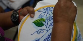 Inicia en Huejutla taller de bordado tradicional para artesanas