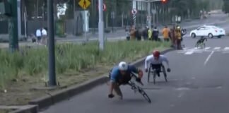 Maratón de la CDMX: corredores en silla de ruedas caen en bache