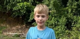 Madre acusada de homicidio; enterró el cuerpo de su hijo en el patio