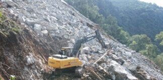 Inician trabajos de escombro tras deslaves en carretera Ramal a Pisaflores