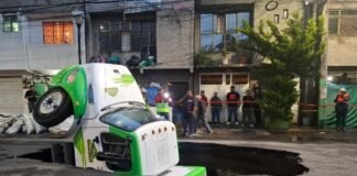 Camión refresquero es tragado por socavón en Iztapalapa