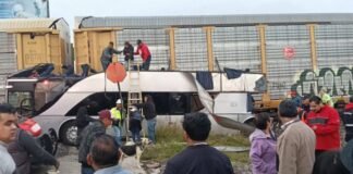 Tren embiste autobús en Atlacomulco-Maravatío: deja nueve muertos