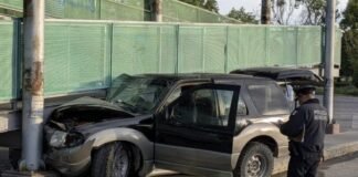 Unidad chocada es abandonada en puente peatonal de Pachuca