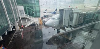 Rayo impacta torre de control del AICM y afecta operaciones