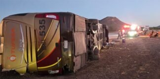 Seis muertos y al menos diez heridos deja volcadura de autobús en Guaymas