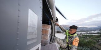 Ejército Mexicano entrega despensas por aire en zonas incomunicadas