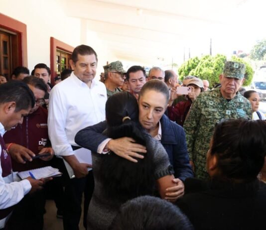 Sheinbaum visita a damnificados por lluvias en Huauchinango, Puebla