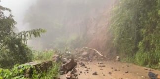 Derrumbes e inundaciones afectan carreteras en la sierra y huasteca