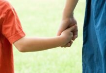 Madres víctimas de violencia vicaria acusan a Clara Brugada de indiferencia