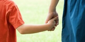 Madres víctimas de violencia vicaria acusan a Clara Brugada de indiferencia