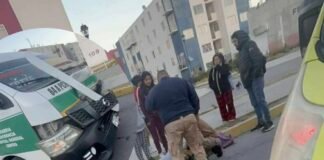 Urban impacta a motociclista en Pachuca; comunidad protege al herido