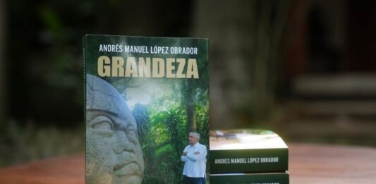 AMLO reaparece para presentar su nuevo libro Grandeza