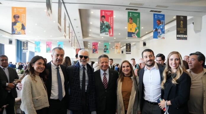 Menchaca encabeza ceremonia de Investidura del Salón de la Fama del Futbol