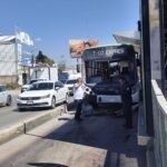 Choque entre Tuzobús y automóvil deja dos heridos en estación Matilde