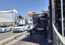 Choque entre Tuzobús y automóvil deja dos heridos en estación Matilde