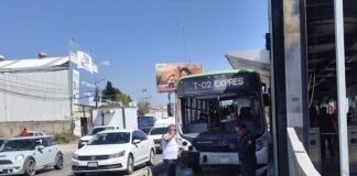 Choque entre Tuzobús y automóvil deja dos heridos en estación Matilde