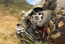 Accidente en Oaxaca entre tráiler y ADO deja varios muertos