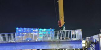 Pachuca: retiran puente peatonal clausurado por daño estructural
