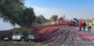 Volcadura de tráiler provoca caos vial en la autopista México-Pachuca