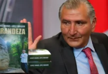 Reparte Adán más de 17 mil ejemplares de Grandeza, libro de AMLO Reparte Adán más de 17 mil ejemplares del nuevo libro de AMLO en el Senado