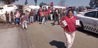 Volcadura de tráiler en la México-Querétaro desata rapiña