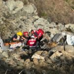 Cae camión a barranco, hay dos lesionados en Hidalgo