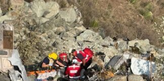 Cae camión a barranco, hay dos lesionados en Hidalgo