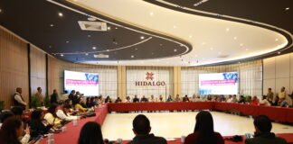 Menchaca comparte Rosca de Reyes con medios de comunicación