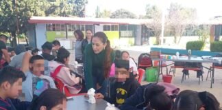 Impulsan inclusión y creatividad en taller de pintura en cerámica