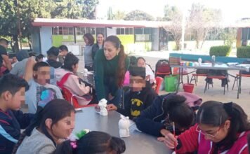 Impulsan inclusión y creatividad en taller de pintura en cerámica