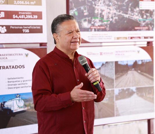 Menchaca supervisa pavimentación en Cerro Colorado