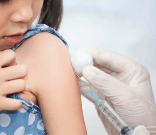 Vacunas contra el sarampión; la meta es aplicar 2.5 millones por semana