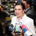Kenia López pide a Sergio Mayer conducirse con ética