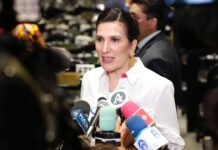 Kenia López pide a Sergio Mayer conducirse con ética