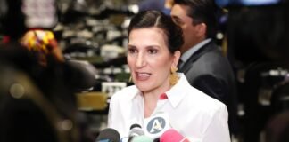 Kenia López pide a Sergio Mayer conducirse con ética