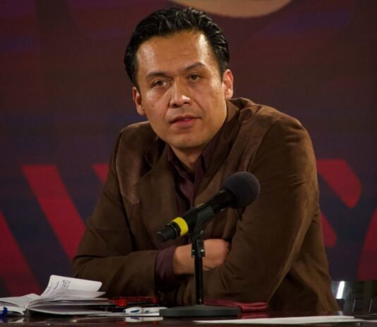 Marx Arriaga cumple 72 horas atrincherado en la SEP