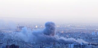 Bombardeo en Qom impacta sede de la Asamblea de Expertos en Irán