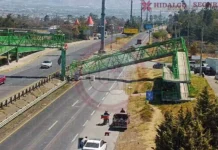 Colapsa puente peatonal en Tulancingo tras impacto de grúa
