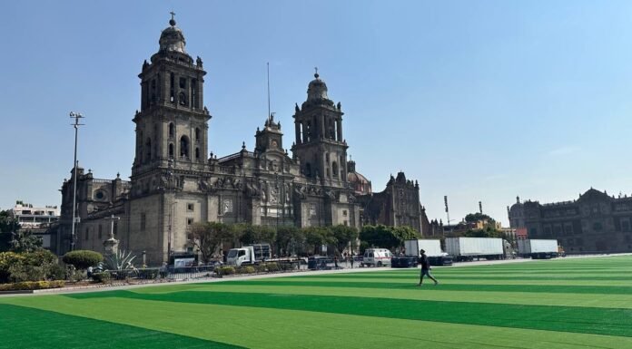 Alistan cancha en el Zócalo para la clase masiva de fútbol