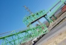 Colapsa puente peatonal en Tulancingo tras impacto de grúa