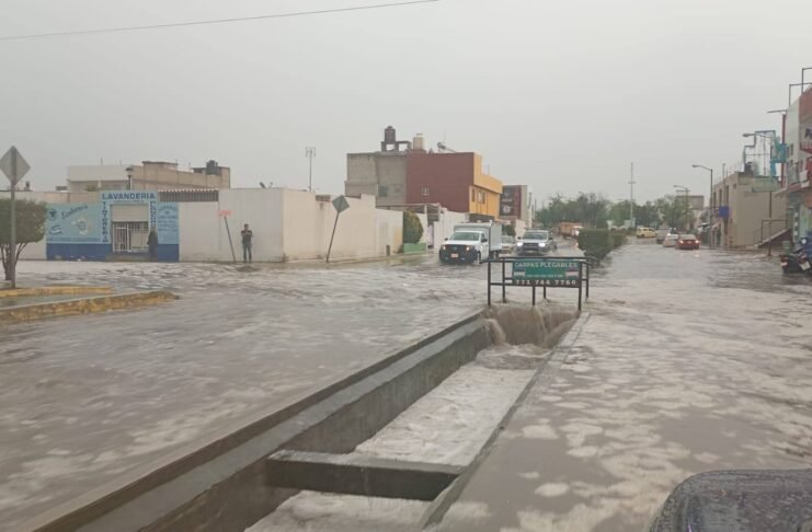 Tormenta con granizo provoca inundaciones en zona metropolitana