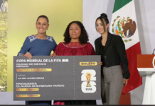 Sheinbaum entrega boletos del Mundial 2026 a jóvenes futbolistas
