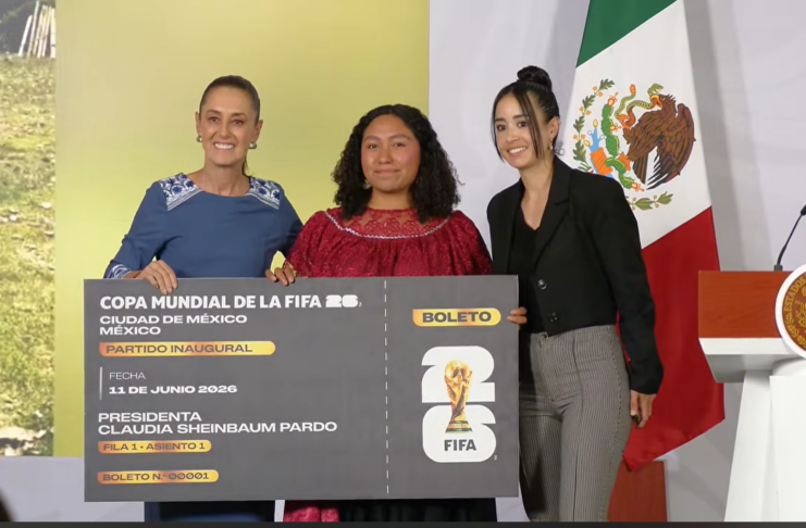 Sheinbaum entrega boletos del Mundial 2026 a jóvenes futbolistas