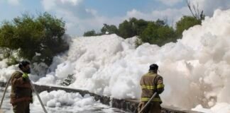 Cierran tramo carretero en Alfajayucan por desfogue de presa
