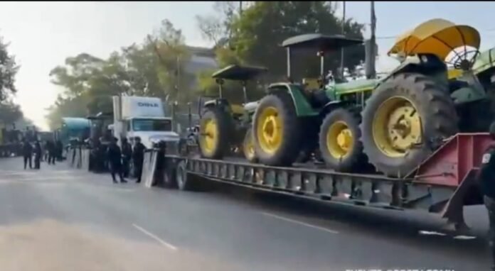 Megamarcha de transportistas y campesinos paraliza Reforma y Eje 2 Norte en CDMX Bloqueos y retenes policiales provocan caos vial; manifestantes amenazan con intensificar protestas rumbo al Mundial 2026 Una megamarcha encabezada por integrantes de la Asociación Nacional de Transportistas y el Frente Nacional para el Rescate del Campo Mexicano mantiene severamente afectada la movilidad en la Ciudad de México, tras bloquear ambos sentidos de Paseo de la Reforma y Eje 2 Norte. La movilización ha generado importantes congestionamientos vehiculares debido a los bloqueos instalados por transportistas y campesinos, así como a los retenes implementados por elementos de seguridad capitalina para impedir el avance de maquinaria agrícola hacia el Ángel de la Independencia. De acuerdo con reportes viales, elementos policiacos atravesaron patrullas y grúas en distintos puntos estratégicos para contener el avance de los manifestantes, lo que agravó el caos vial en la zona centro y norte de la capital. El impacto también alcanzó al sistema de transporte público. La Línea 7 del Metrobús opera con circuitos provisionales debido a la interrupción del servicio desde Peralvillo hasta la Glorieta Cuitláhuac. Ante las afectaciones, el Centro de Orientación Vial de la Ciudad de México recomendó utilizar vías alternas como Avenida Insurgentes, Circuito Interior, Eje 1 Poniente, Avenida Circunvalación y Congreso de la Unión. Los manifestantes exigen mayores condiciones de seguridad carretera ante el incremento de asaltos y homicidios de operadores de transporte de carga en distintas autopistas del país. Además, organizaciones campesinas demandan precios de garantía para los granos básicos, la desvinculación de los costos agrícolas de la Bolsa de Chicago y la exclusión de ciertos productos del Tratado entre México, Estados Unidos y Canadá (T-MEC). Los líderes del movimiento advirtieron que, de no existir acuerdos con el gobierno federal antes del próximo 11 de junio, podrían intensificar las protestas durante las actividades relacionadas con el Mundial de Fútbol 2026. FotoEspecial
