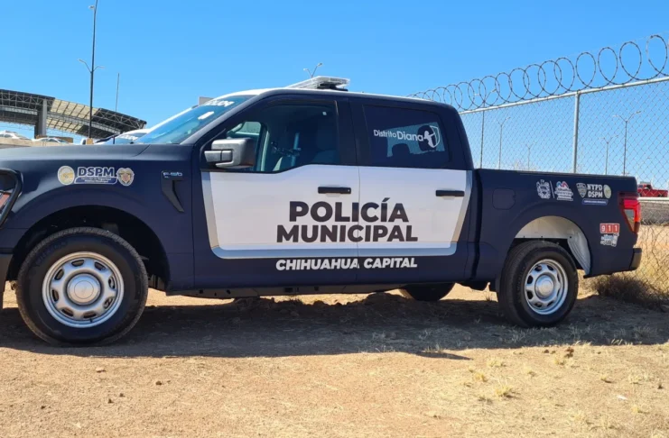 Alza polemica escudo de la Policía de Nueva York en patrullas de Chihuahua