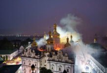 Ataque ruso incendia histórico monasterio de Kiev en Ucrania