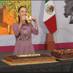 Sheinbaum celebra su cumpleaños 64 y desea el triunfo al Tri