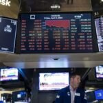 Wall Street abre mixto ante cautela por diálogo entre EU e Irán